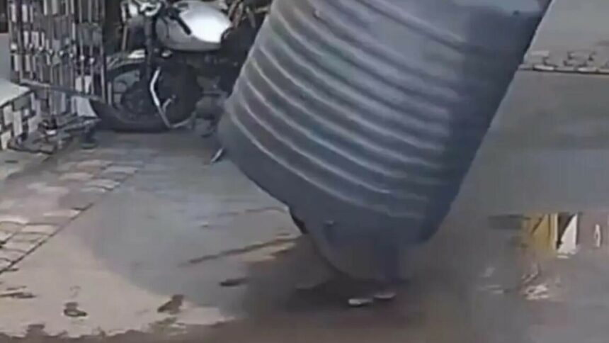 img Femeie din India scapă miraculos după ce un rezervor de apă cade peste ea