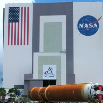 img Descoperirea uluitoare a sistemului stelar binar R Aquarii