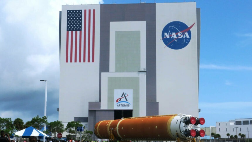 img Descoperirea uluitoare a sistemului stelar binar R Aquarii