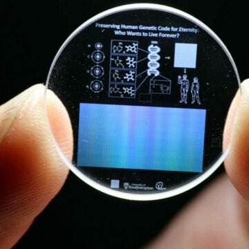 img Oamenii de ştiinţă au salvat ADN-ul uman pe un cristal durabil