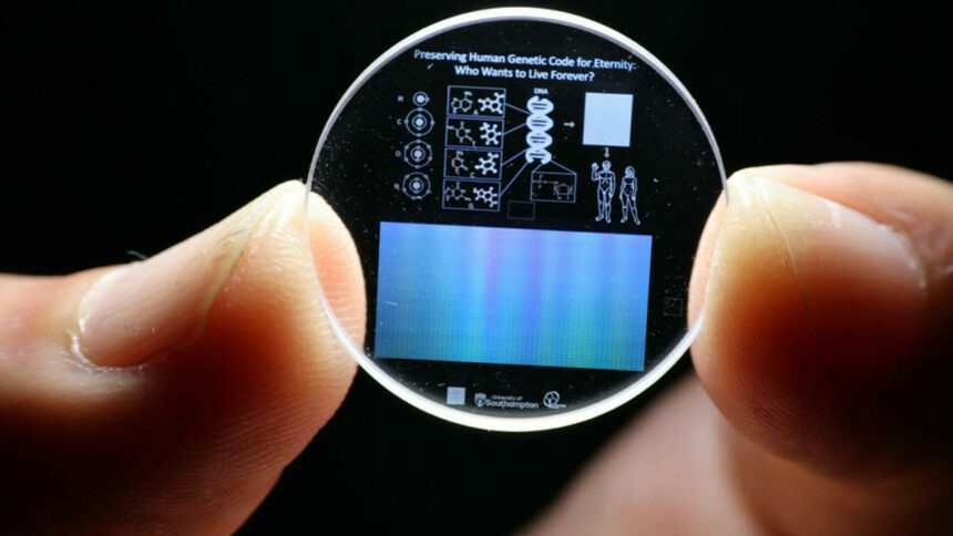 Oamenii de ştiinţă au salvat ADN-ul uman pe un cristal durabil