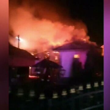 img Risc de explozie în județul Bihor, după ce un incendiu a cuprins un garaj. Trei case și mai multe anexe, în pericol