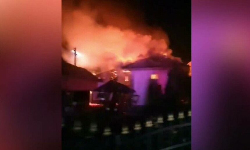 img Risc de explozie în județul Bihor, după ce un incendiu a cuprins un garaj. Trei case și mai multe anexe, în pericol
