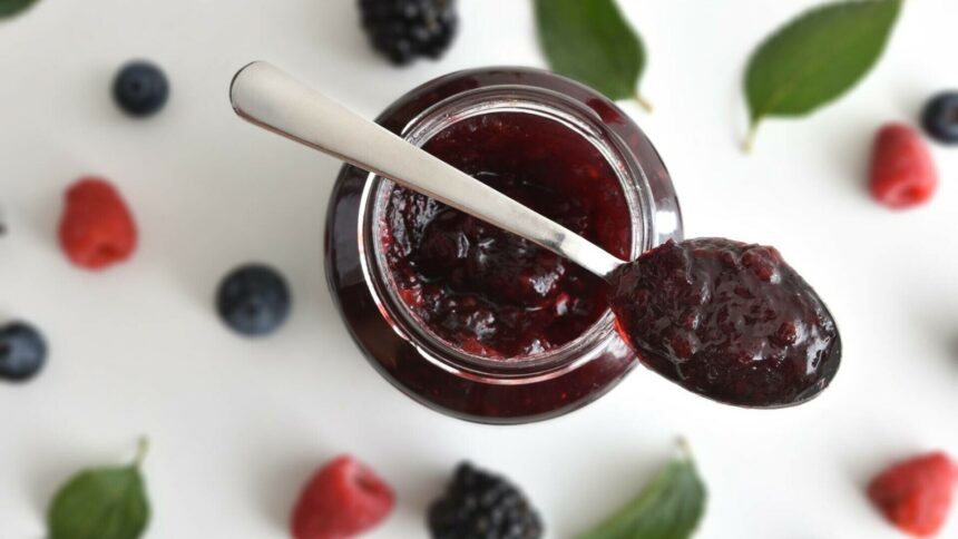 Gem de fructe de pădure – rețeta de dulceață clasică și fără zahăr