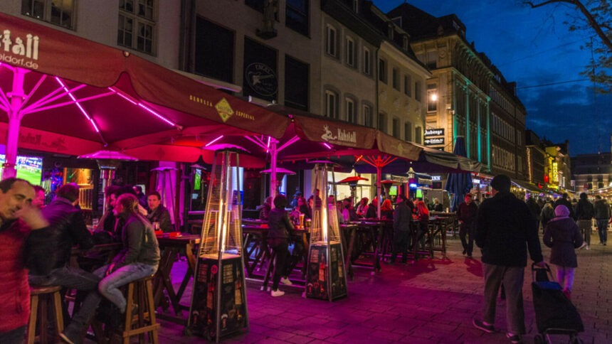 Descoperă orașul Düsseldorf: locul cu cel mai lung bar din lume