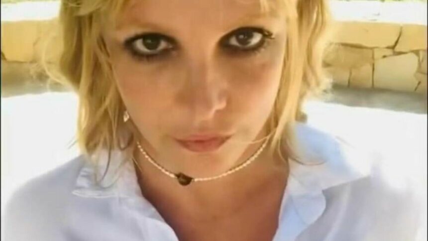 Britney Spears se căsătorește cu ea însăși