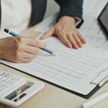 Scandalul de la MAE: Contabilă acuzată că a plătit salarii false iubitului și fiului acestuia