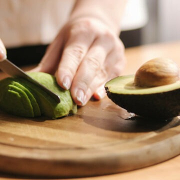 img Cum să tai un avocado – trucul mai puțin cunoscut de majoritatea oamenilor