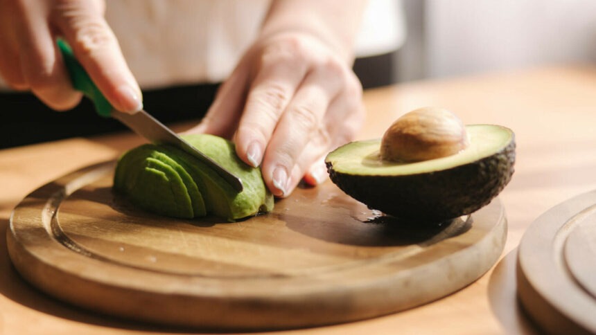 Cum să tai un avocado – trucul mai puțin cunoscut de majoritatea oamenilor