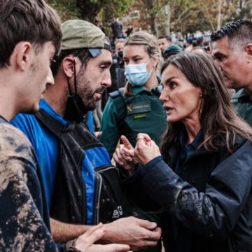 Reacție neașteptată a reginei Spaniei după atacul cu noroi din regiunea Valencia
