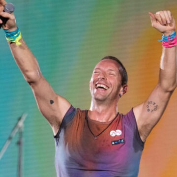 Solistul trupei Coldplay, Chris Martin, a căzut într-o gaură pe scena din Melbourne