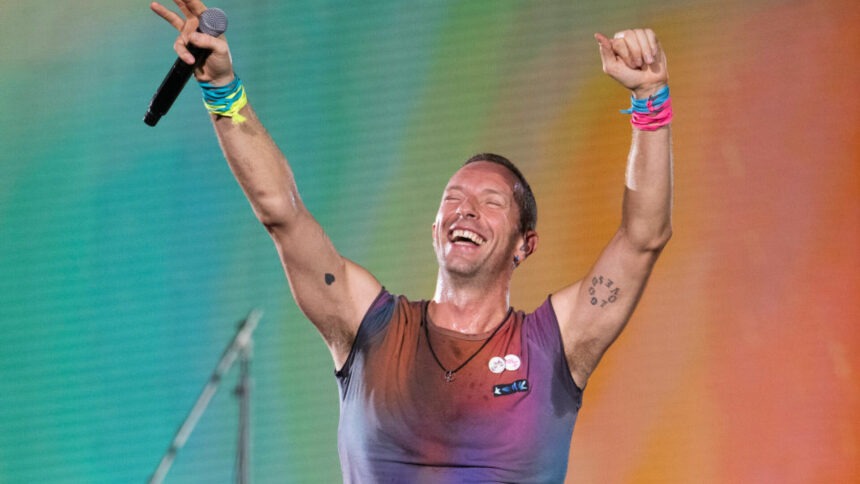 img Solistul trupei Coldplay, Chris Martin, a căzut într-o gaură pe scena din Melbourne