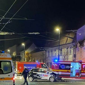 img Accident între o ambulanţă, un autobuz şi un autoturism în Cluj-Napoca. Două persoane au fost rănite