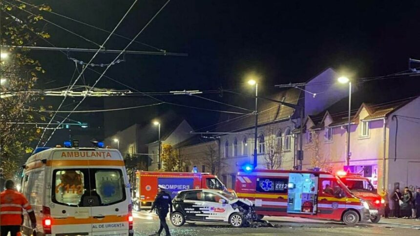 img Accident între o ambulanţă, un autobuz şi un autoturism în Cluj-Napoca. Două persoane au fost rănite
