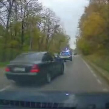 img Șofer din Suceava, suspendat și amendat după ce a depășit pe linie continuă urmând o mașină de poliție