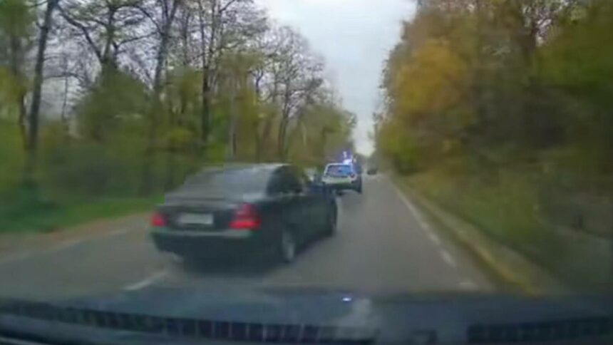 img Șofer din Suceava, suspendat și amendat după ce a depășit pe linie continuă urmând o mașină de poliție