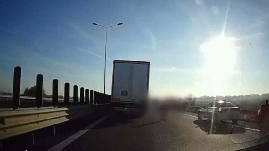 Accident tragic pe autostrada A1: Un barbat si-a pierdut viata dupa ce a fost lovit de un camion