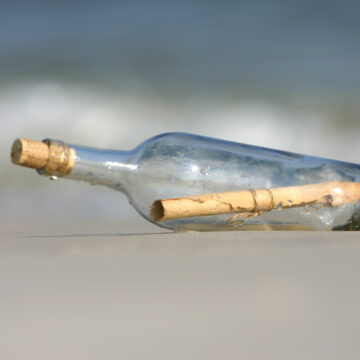 img Descoperirea unei sticle cu mesaj vechi de 132 de ani într-un far din Scoția