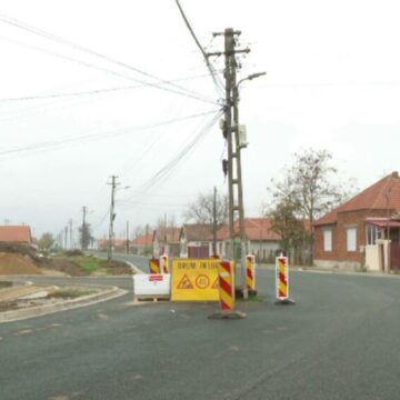 img Problema stâlpului uitat în mijlocul drumului proaspăt asfaltat din Arad