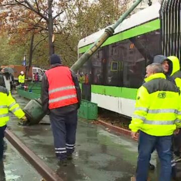 img Confuzia generată de căderea unui stâlp de iluminat peste un tramvai în București