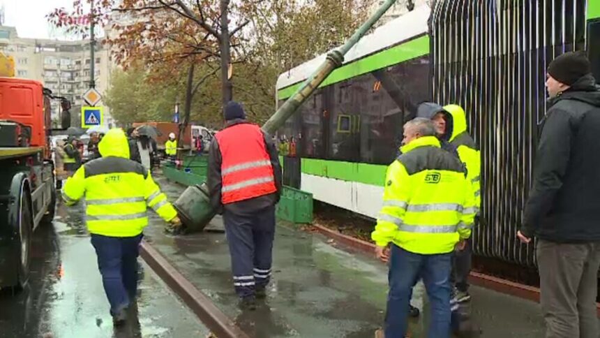 img Confuzia generată de căderea unui stâlp de iluminat peste un tramvai în București