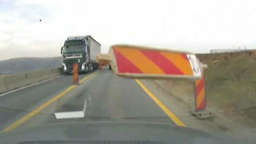 img Incident șocant în Cluj – Baliză proiectată în parbrizul unei mașini