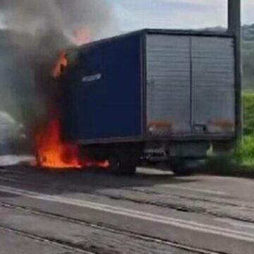 img Mobilizare de forțe în Iași, după ce un camion plin cu colete a luat foc. Ce s-a întâmplat cu șoferul