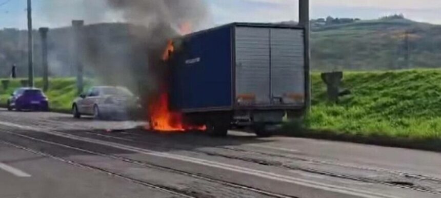 Mobilizare de forțe în Iași, după ce un camion plin cu colete a luat foc. Ce s-a întâmplat cu șoferul