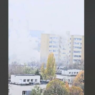 img Incendiu puternic într-un bloc din sectorul 3 din București. Două femei în vârstă au fost salvate de pompieri