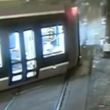 Tramvai din Timișoara a deraiat și a sărit pe trotuar