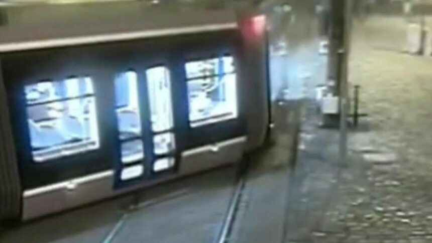 Tramvai din Timișoara a deraiat și a sărit pe trotuar