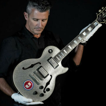 img Chitara lui Noel Gallagher de la Oasis vanduta la licitatie