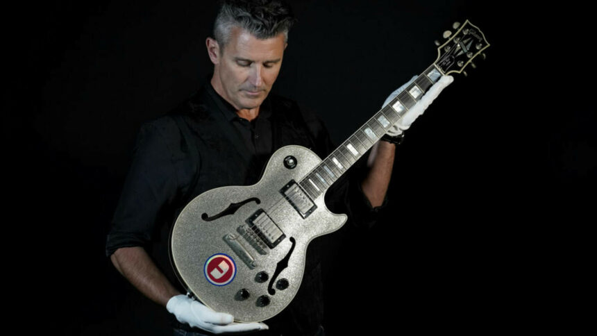 img Chitara lui Noel Gallagher de la Oasis vanduta la licitatie