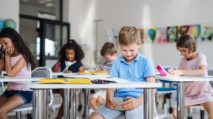 Impactul interzicerii telefoanelor mobile in scoli: studiu de caz Brazilia