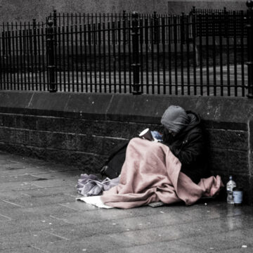 Omul străzii care a moștenit 42.000 de euro și și-a pierdut banii într-o gară germană