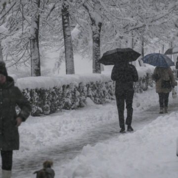 img Furtuna de zăpadă afectează sute de mii de persoane din Bosnia-Herţegovina, Serbia şi Kosovo