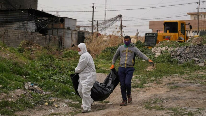 img Rămăşiţe ale 100 de femei şi copii kurzi, exhumate dintr-o groapă comună în Irak