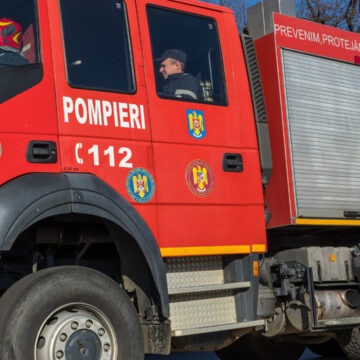 img Incendiu cu degajări mari de fum într-un bloc din Craiova. Zeci de persoane s-au evacuat