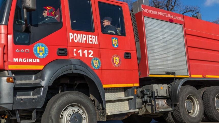 img Incendiu cu degajări mari de fum într-un bloc din Craiova. Zeci de persoane s-au evacuat