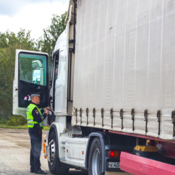 Șofer de TIR român prins în Italia cu cosmetice de lux furate