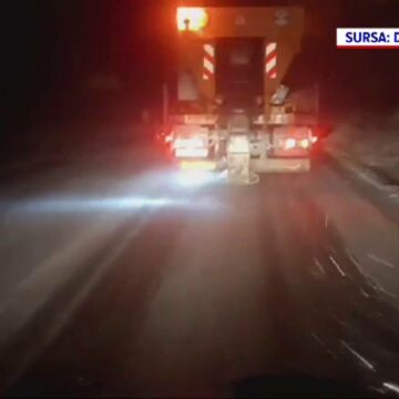 img Ninsoare pe Transalpina și în zonele de munte din Oltenia. Drumarii curăță carosabilul