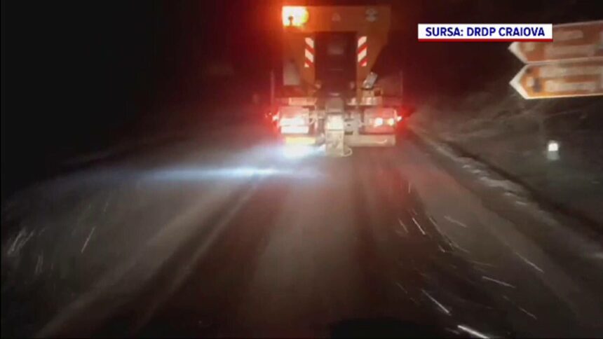 img Ninsoare pe Transalpina și în zonele de munte din Oltenia. Drumarii curăță carosabilul