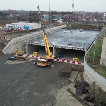 Inginerie unică în România: Tunel de beton de 70 de metri împins sub 10 linii de cale ferată din Timișoara