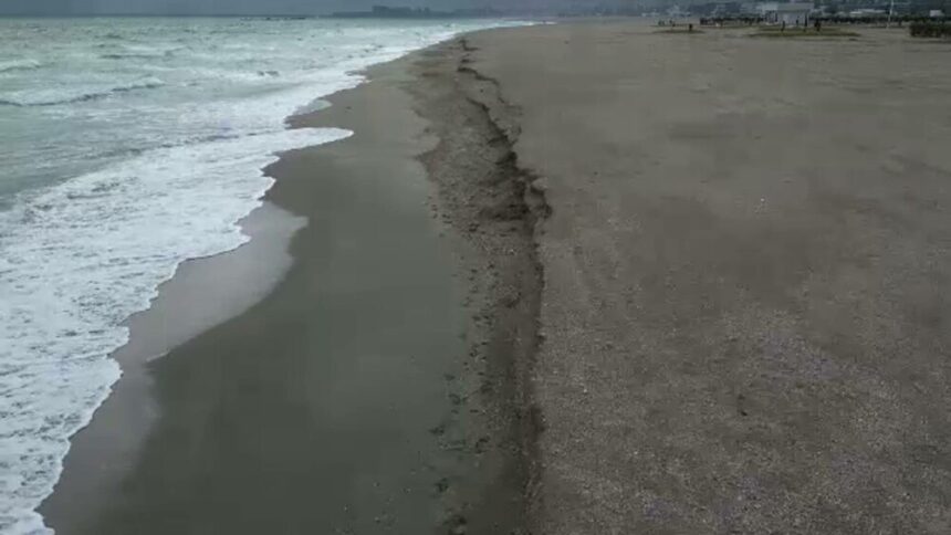 img Fenomenul cliffing afectează plajele din Mamaia