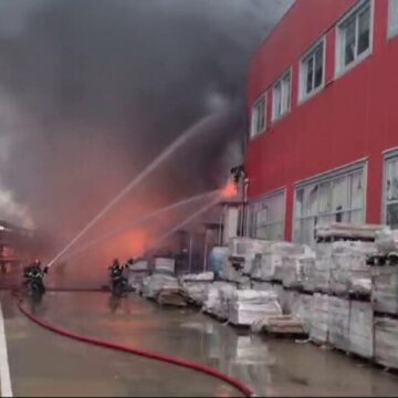 Incendiu puternic la un depozit de materiale de construcţii din Craiova
