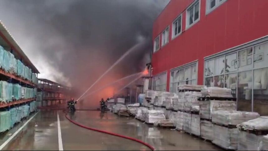 img Incendiu puternic la un depozit de materiale de construcţii din Craiova
