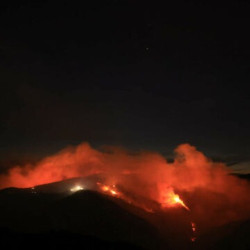 img Incendiu puternic de vegetaţie în Malibu. Dick Van Dyke şi Cher, printre miile de persoane care fug din calea focului