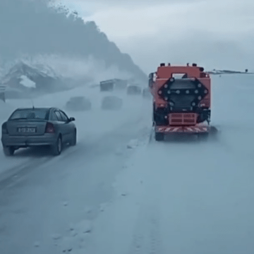 img Intervenții pentru îndepărtarea zăpezii pe drumurile din țară