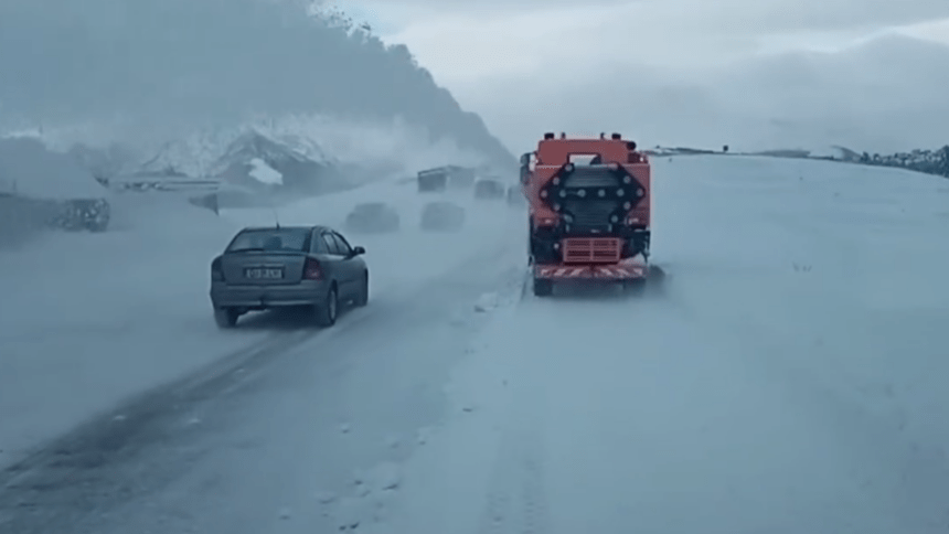 Intervenții pentru îndepărtarea zăpezii pe drumurile din țară