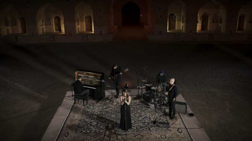 img Cântăreață iraniană încalcă legea cu un concert online în care nu purta hijab